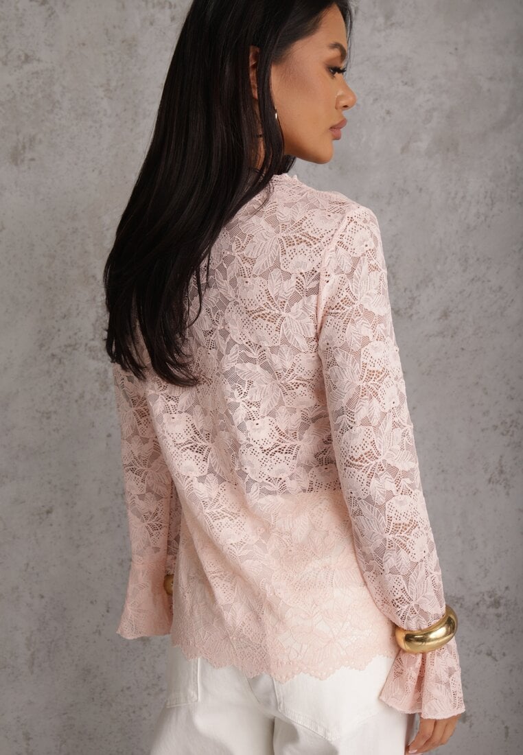 Różowa Bluzka z Koronki Ozdobiona Rozkloszowanymi Rękawami i Falbanką na Dole Sanovia