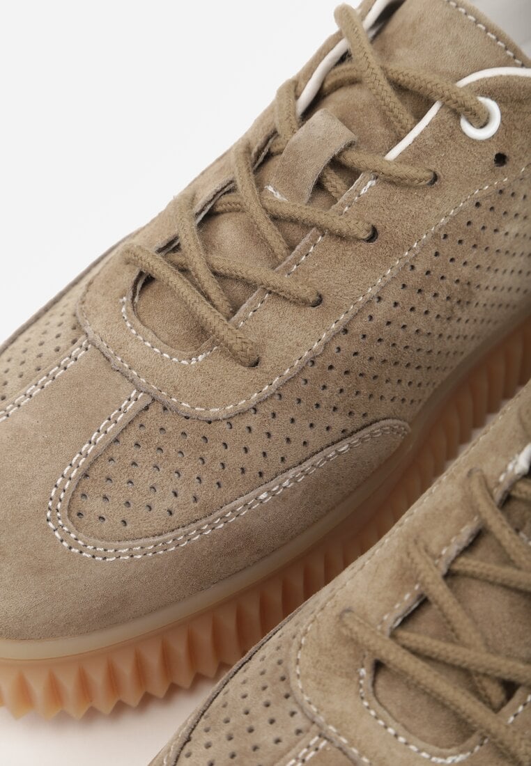 Ciemnobeżowe Sneakersy Typu Tenisówki z Zamszu Naturalnego Ozdobione Paskami Tarinella