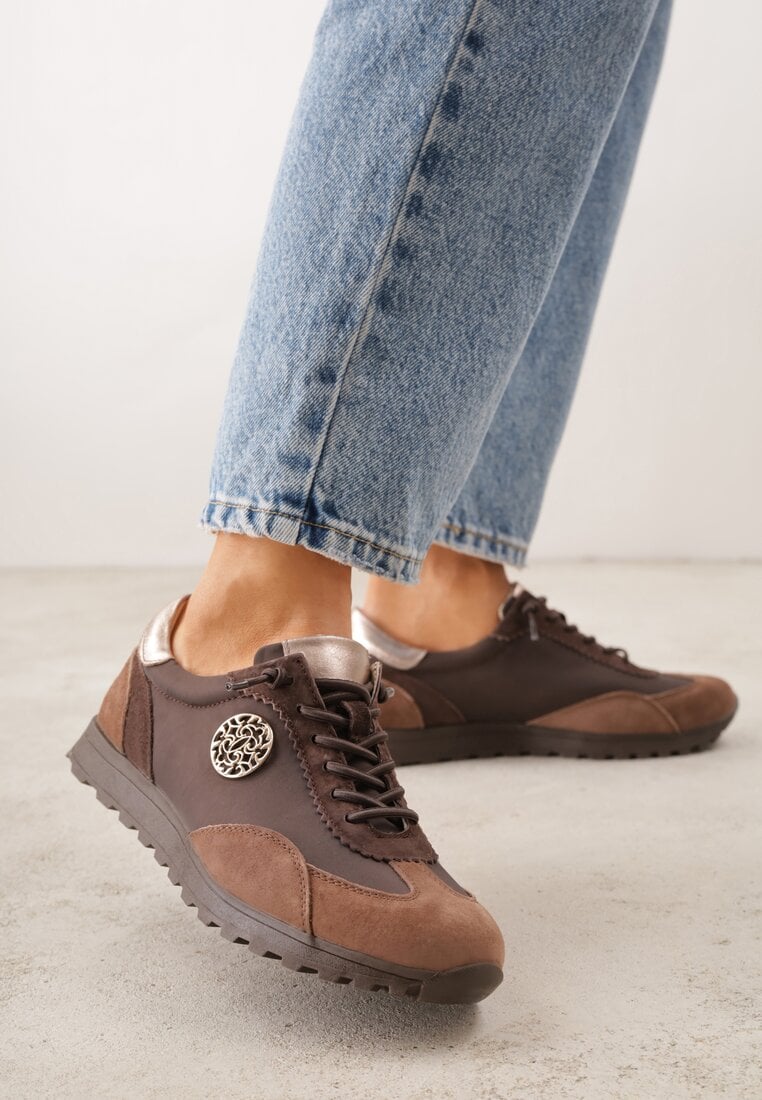 Brązowe Sneakersy ze Skórzaną Wkładką Ozdobione Metaliczną Aplikacją Tidina