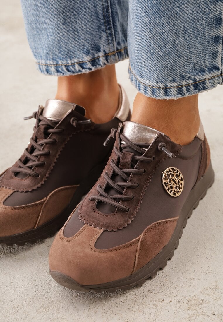 Brązowe Sneakersy ze Skórzaną Wkładką Ozdobione Metaliczną Aplikacją Tidina