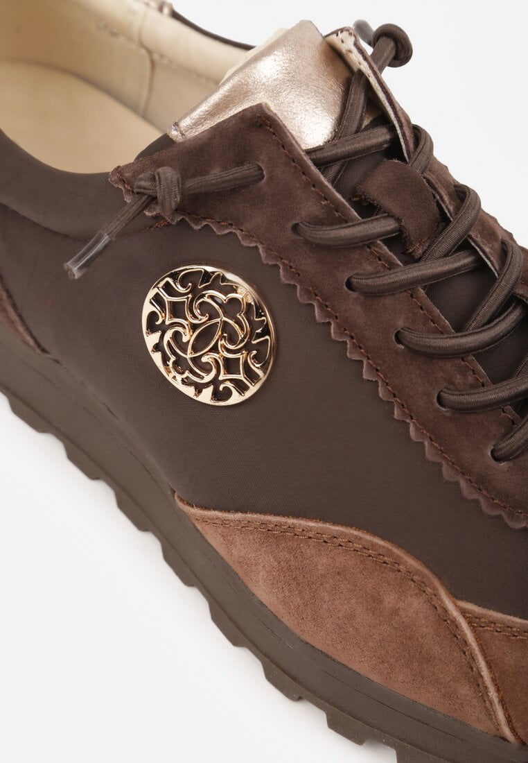 Brązowe Sneakersy ze Skórzaną Wkładką Ozdobione Metaliczną Aplikacją Tidina