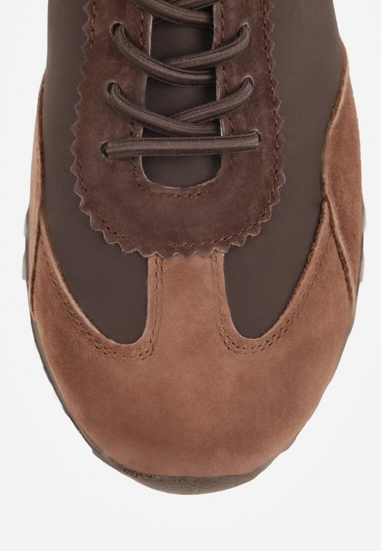 Brązowe Sneakersy ze Skórzaną Wkładką Ozdobione Metaliczną Aplikacją Tidina