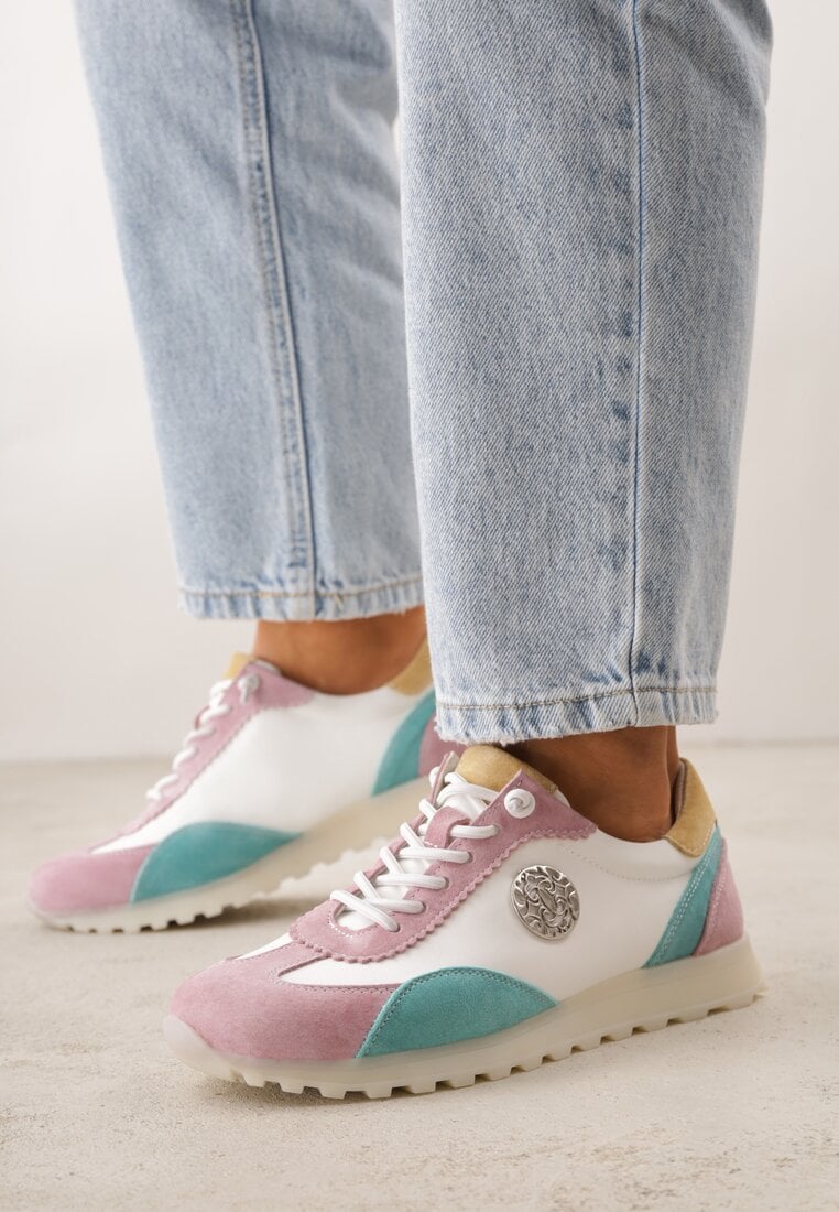 Biało-Fioletowe Sneakersy ze Skórzaną Wkładką Ozdobione Metaliczną Aplikacją Tidina