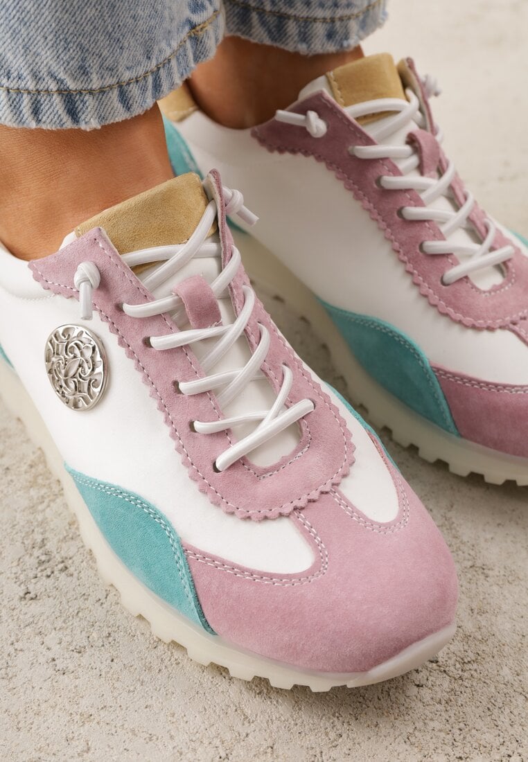 Biało-Fioletowe Sneakersy ze Skórzaną Wkładką Ozdobione Metaliczną Aplikacją Tidina