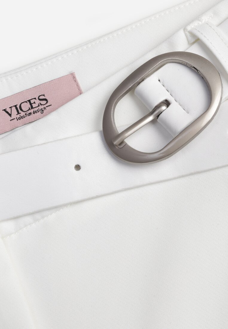 Białe Spodnie Garniturowe na Kant VICES Zdobione Zapięciem z Klamrą Azisore