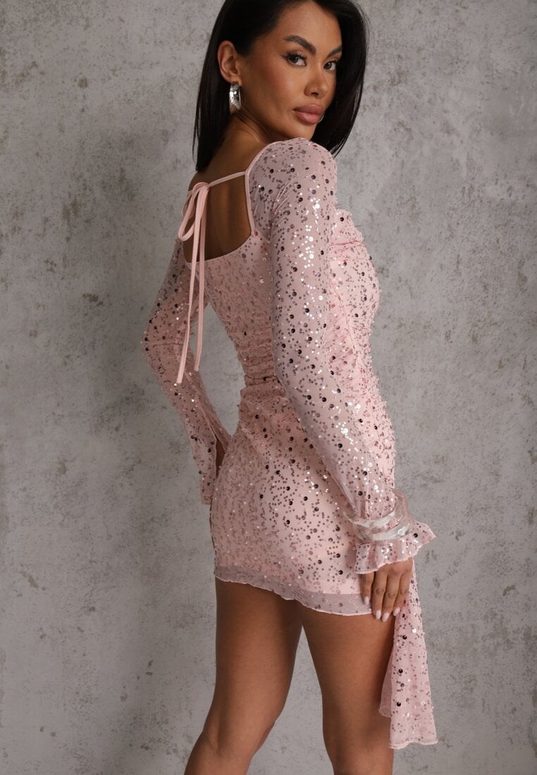 Różowa Dopasowana Sukienka VICES Zdobiona Cekinami i Wiązaniem Alethrolphi