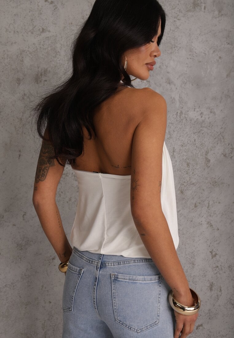 Biały Marszczony Top Halter z Łańcuszkiem i Kwiatem Przy Dekolcie Idivanna