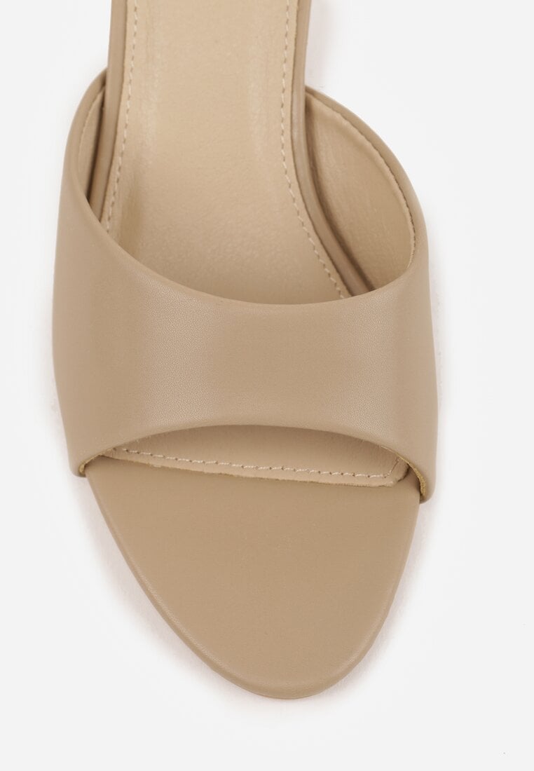 Ciemnobeżowe Klapki Peep Toe na Niskiej Szpilce Carinatia