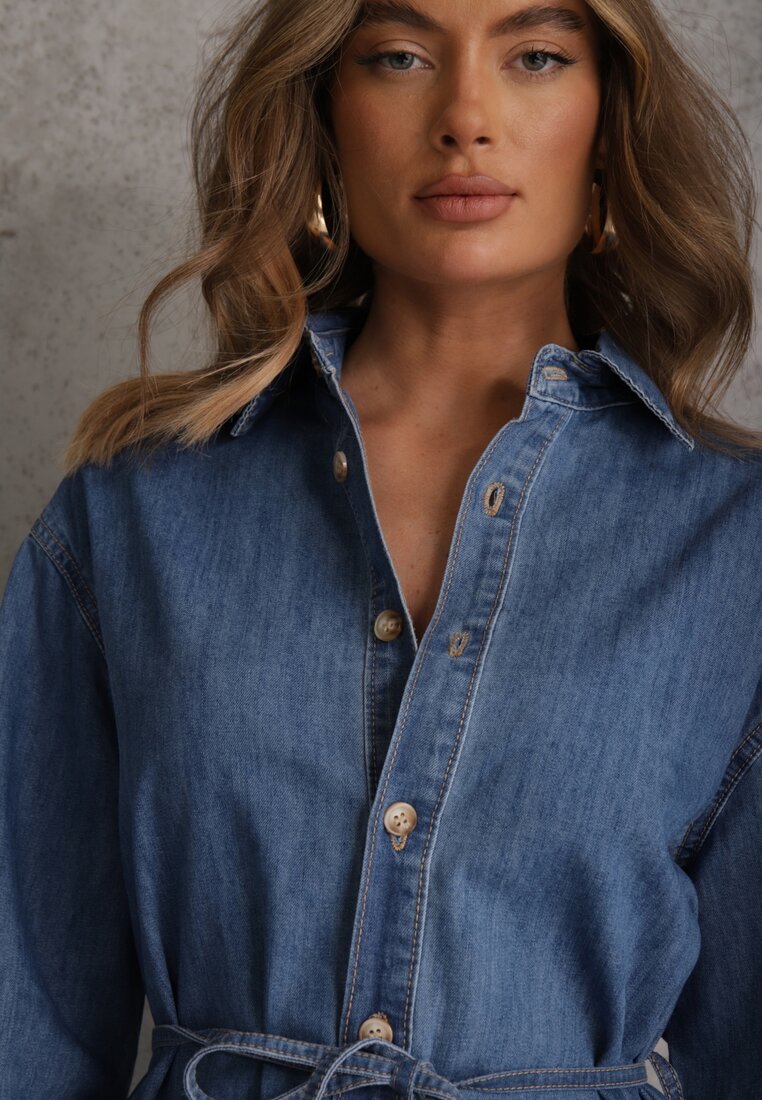 Niebieska Jeansowa Sukienka Koszulowa Oversize z Bawełną i Paskiem Cianatra