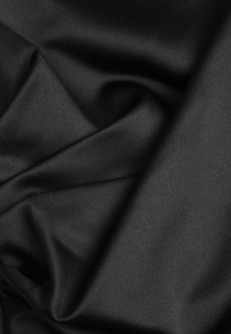 Czarna Koktajlowa Sukienka Satynowa na Jedno Ramię Zdobiona Marszczeniem Cezalina