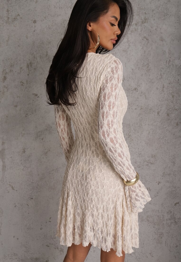 Beżowa Sukienka z Koronki Ozdobiona Rozkloszowanymi Rękawami Cinalata