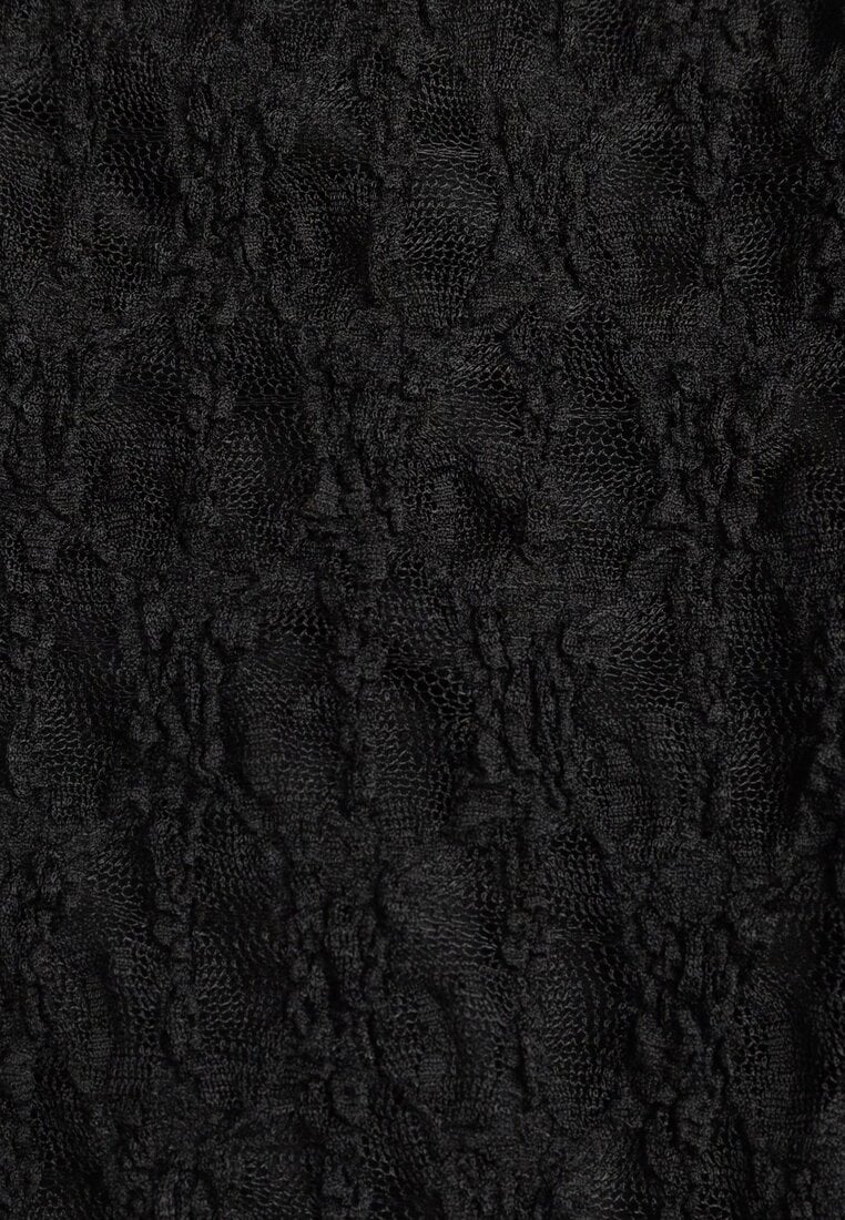 Czarna Sukienka z Koronki Ozdobiona Rozkloszowanymi Rękawami Cinalata