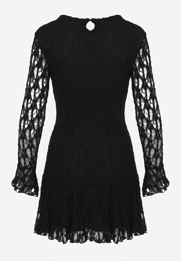 Czarna Sukienka z Koronki Ozdobiona Rozkloszowanymi Rękawami Cinalata