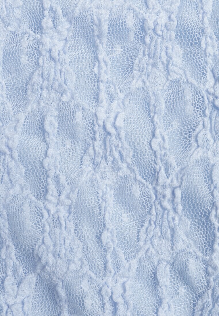 Niebieska Sukienka z Koronki Ozdobiona Rozkloszowanymi Rękawami Cinalata