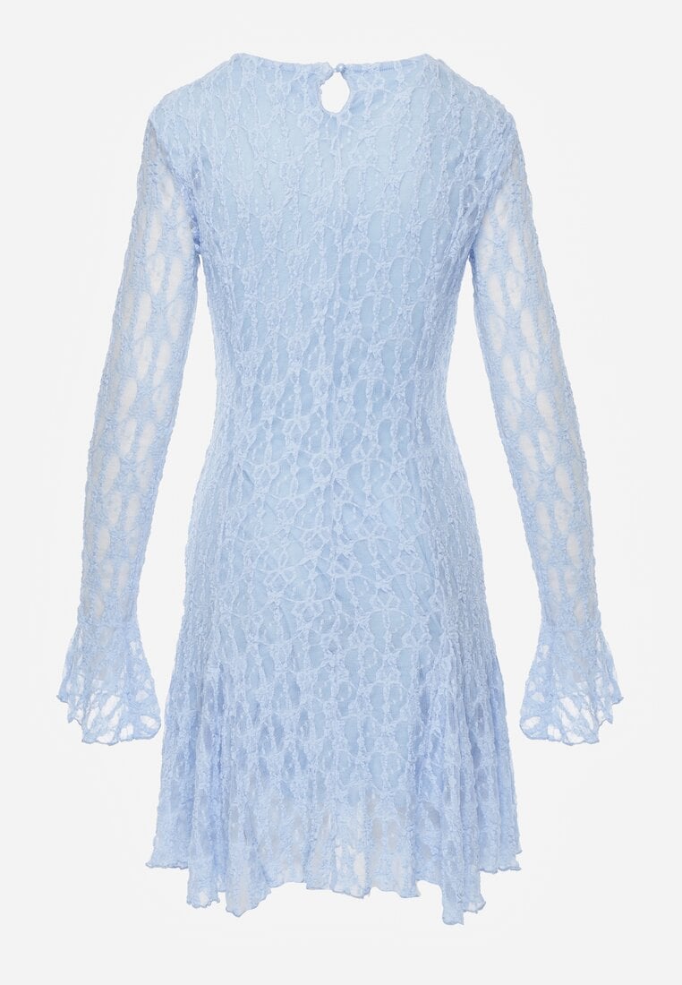 Niebieska Sukienka z Koronki Ozdobiona Rozkloszowanymi Rękawami Cinalata