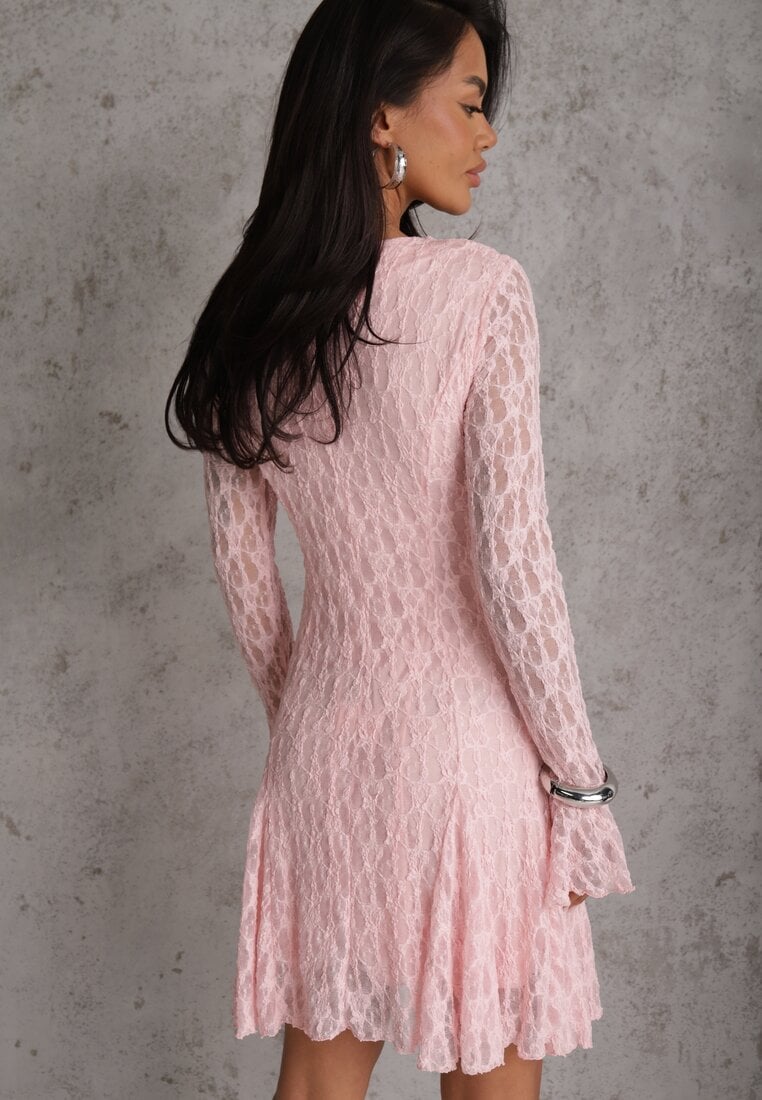 Różowa Sukienka z Koronki Ozdobiona Rozkloszowanymi Rękawami Cinalata