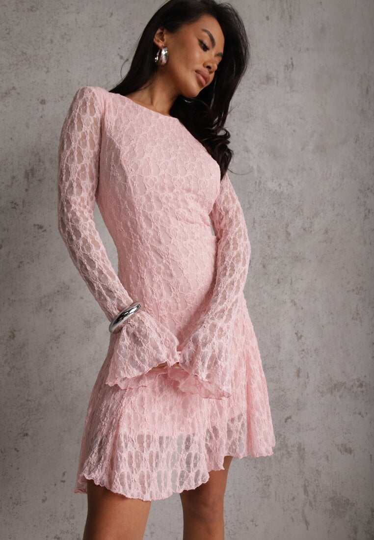 Różowa Sukienka z Koronki Ozdobiona Rozkloszowanymi Rękawami Cinalata