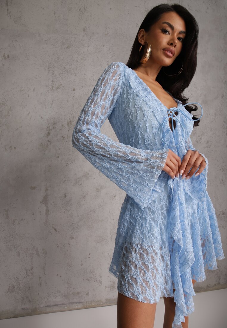 Niebieska Eteryczna Sukienka z Koronki z Falbankami i Wiązaniem Dianatta