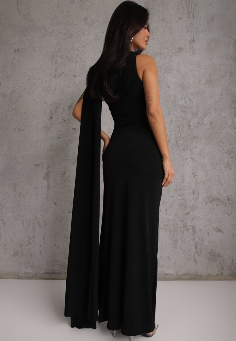 Czarna Wieczorowa Sukienka Marszczona z Wszytym Szalem i Biżuteryjną Broszką Cezalia