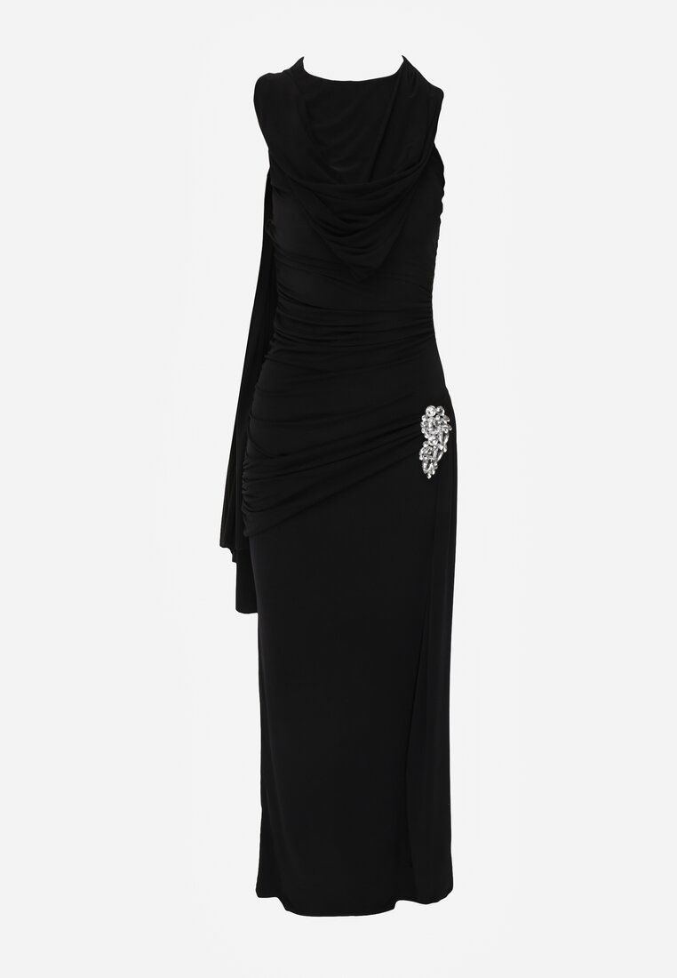 Czarna Wieczorowa Sukienka Marszczona z Wszytym Szalem i Biżuteryjną Broszką Cezalia