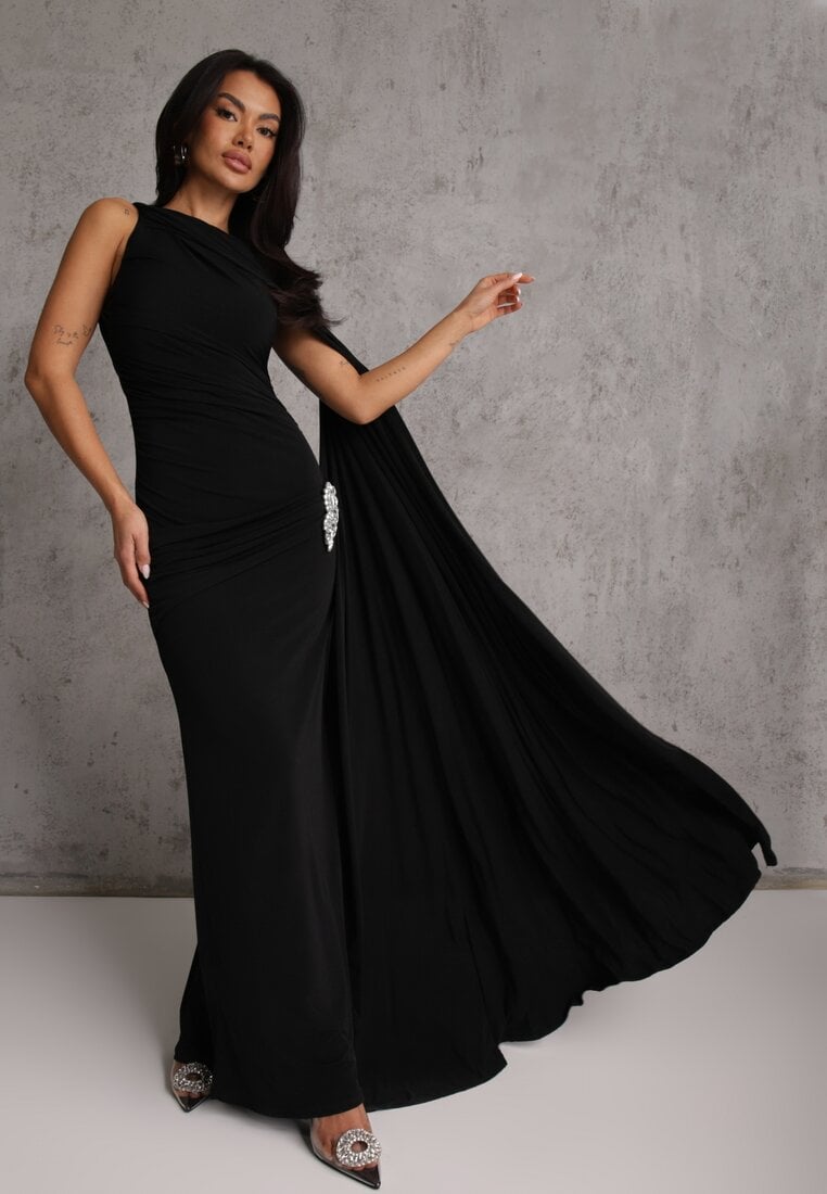 Czarna Wieczorowa Sukienka Marszczona z Wszytym Szalem i Biżuteryjną Broszką Cezalia
