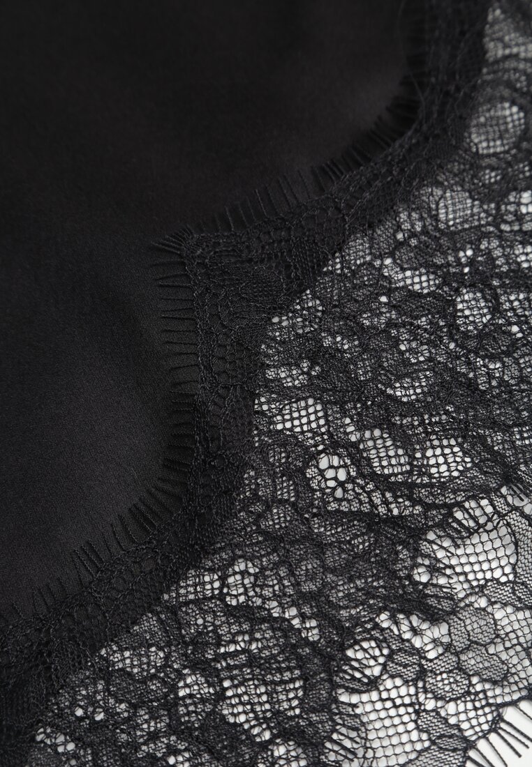 Czarna Asymetryczna Spódnica z Satyny Zdobiona Koronką Katarva
