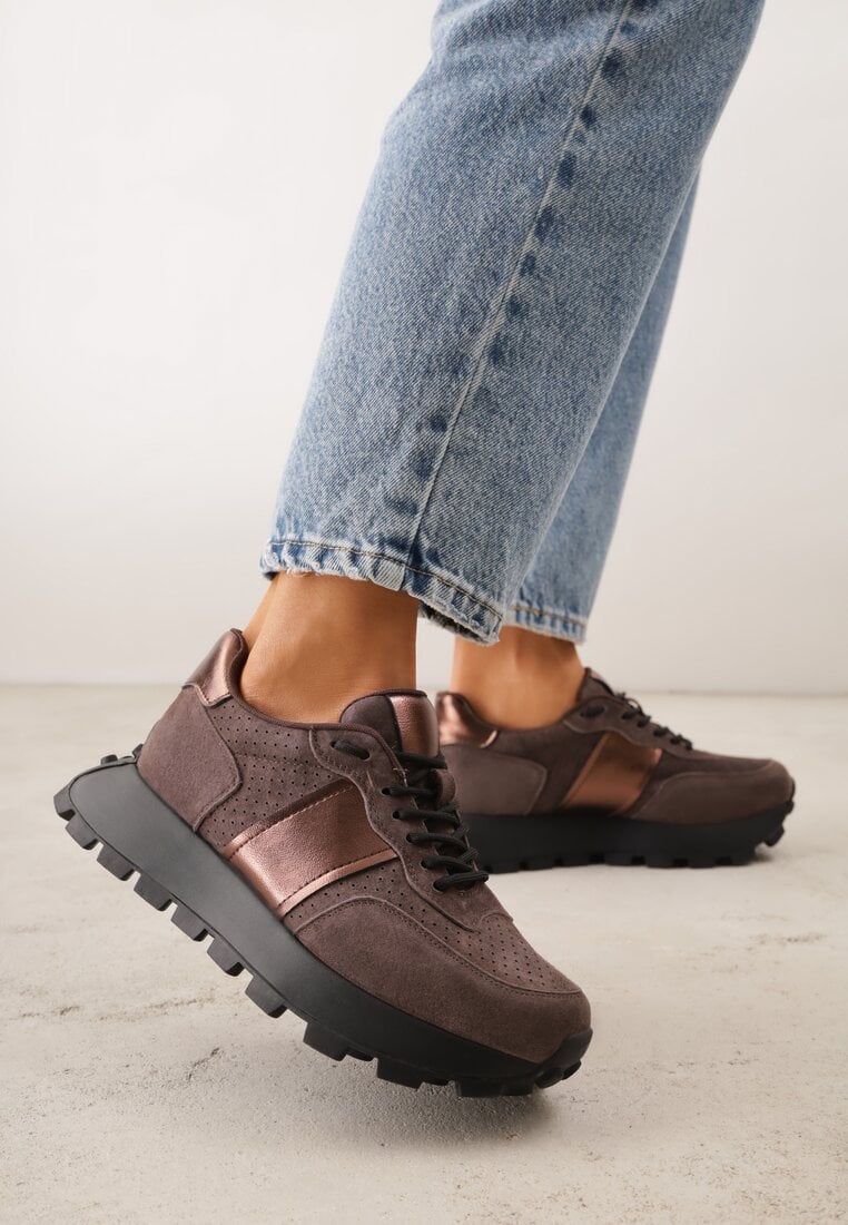 Brązowe Zamszowe Sneakersy na Podeszwie Chunky z Perforowaną Cholewką Cezarlina