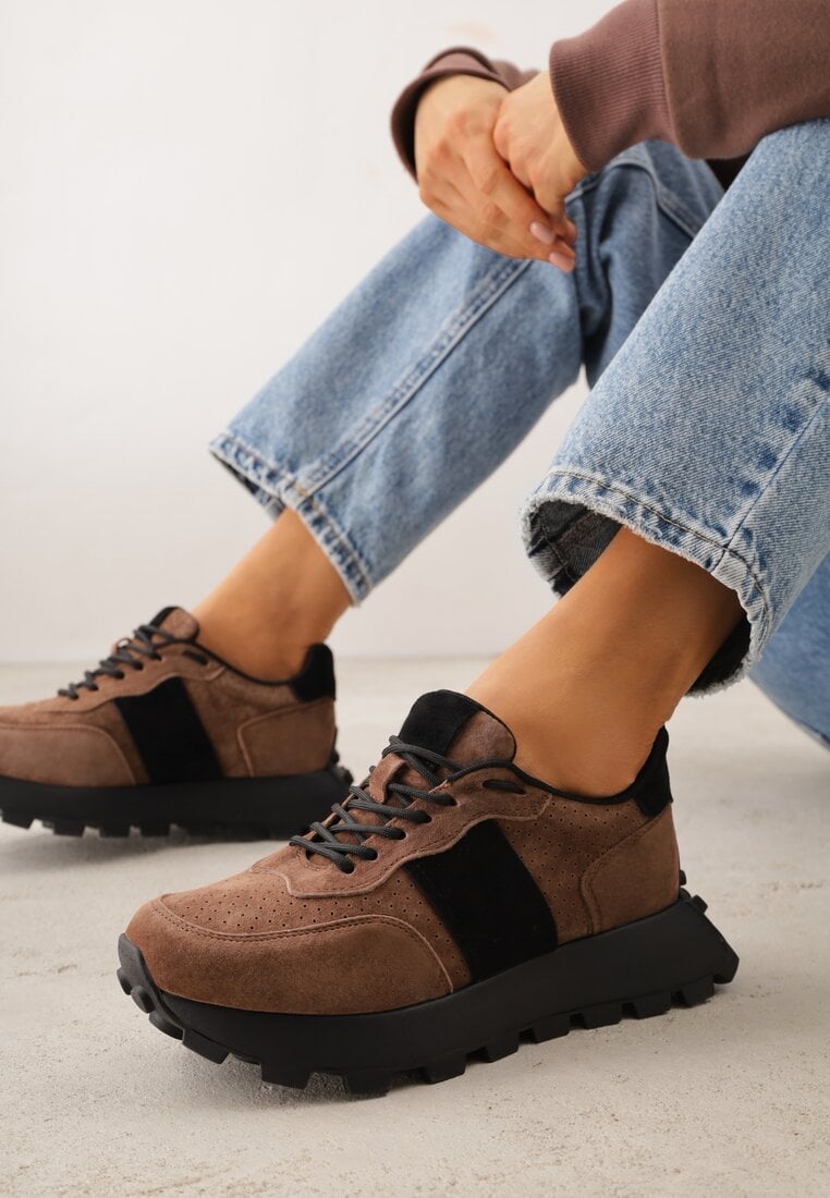 Ciemnobrązowe Zamszowe Sneakersy na Podeszwie Chunky z Perforowaną Cholewką Cezarlina