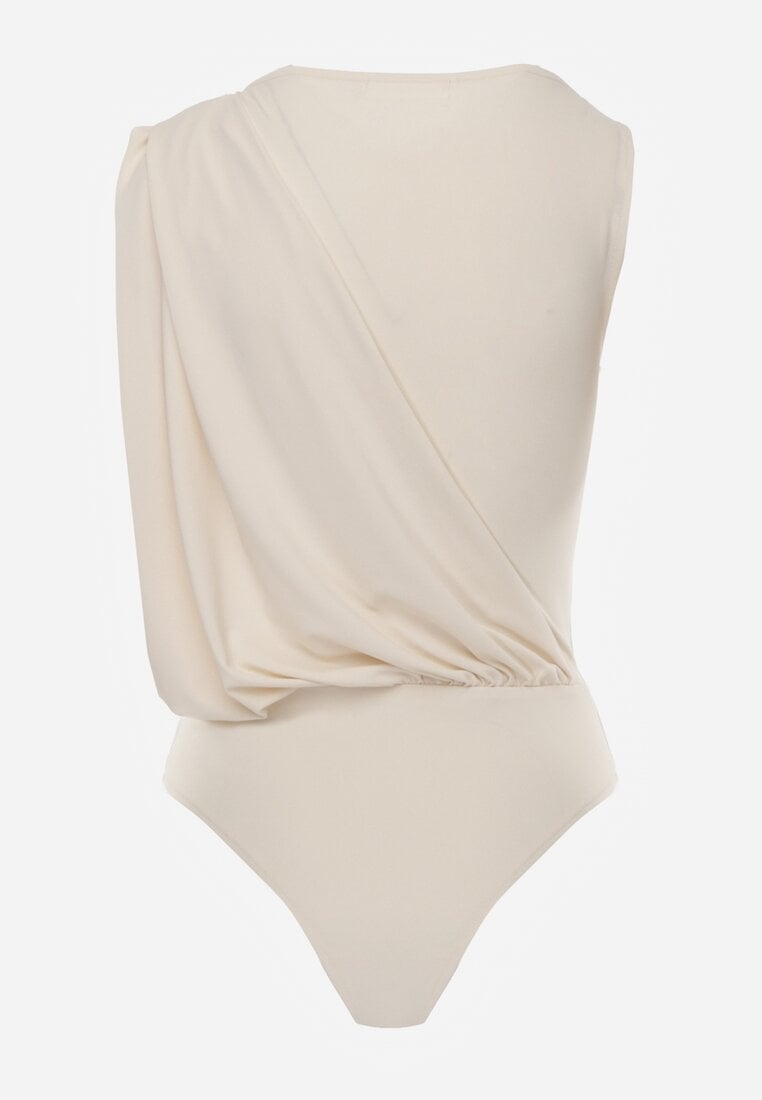 Beżowe Body z Dekoltem Łódka Zdobione Marszczeniem i Aplikacją na Ramieniu Havrina