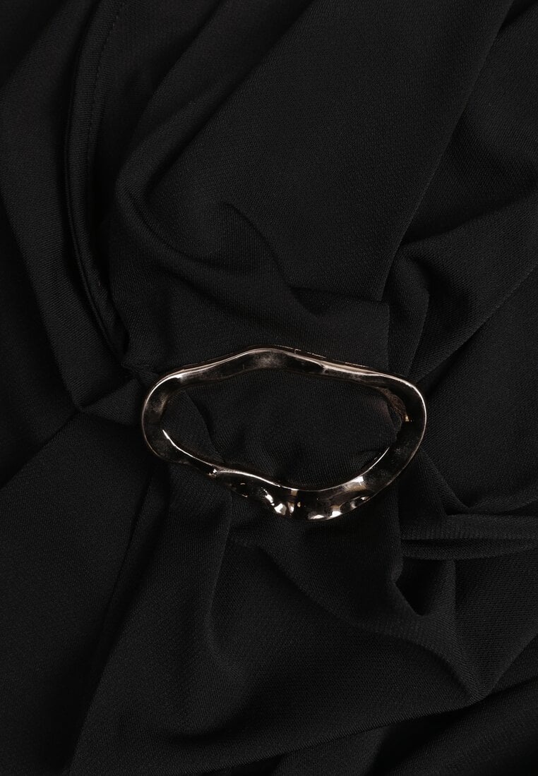 Czarne Body z Dekoltem Łódka Zdobione Marszczeniem i Aplikacją na Ramieniu Havrina