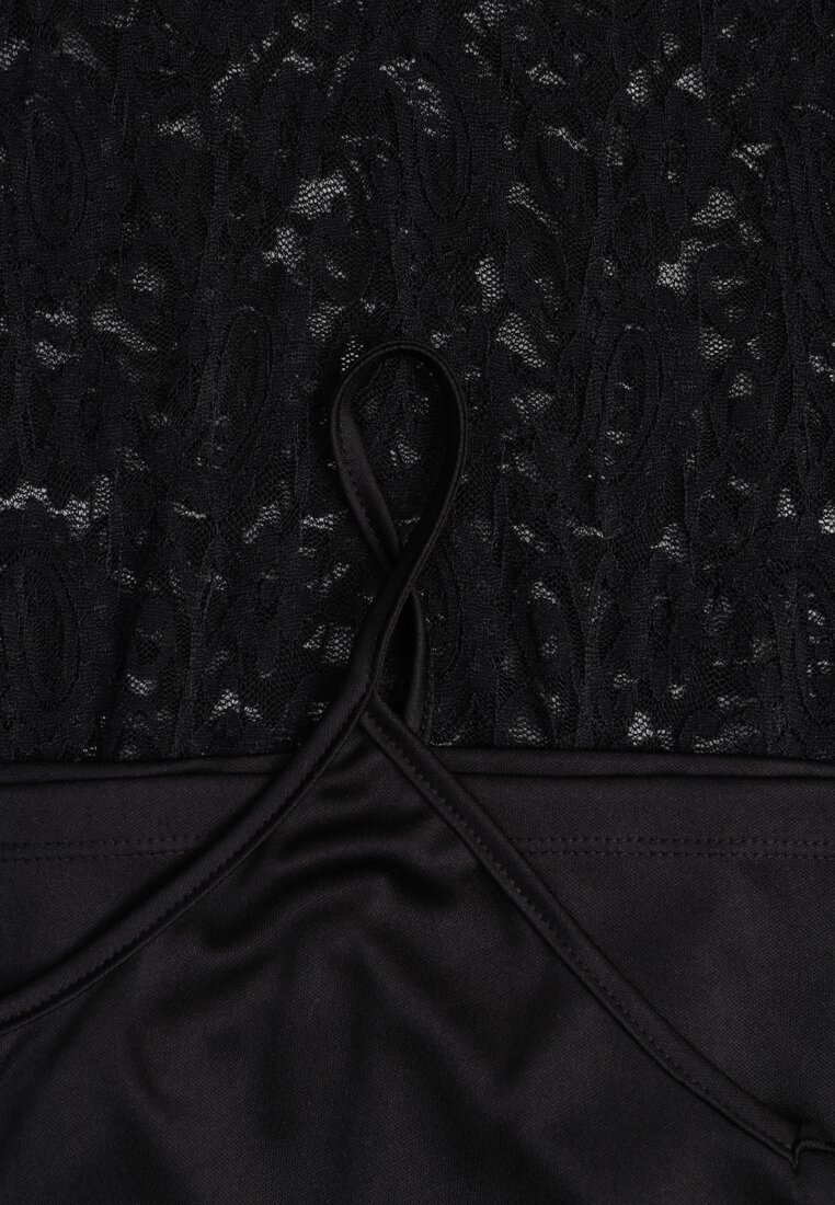 Czarna Sukienka z Koronki Zdobiona Rozszerzanymi Rękawami i Wąskim Paskiem Kylimna