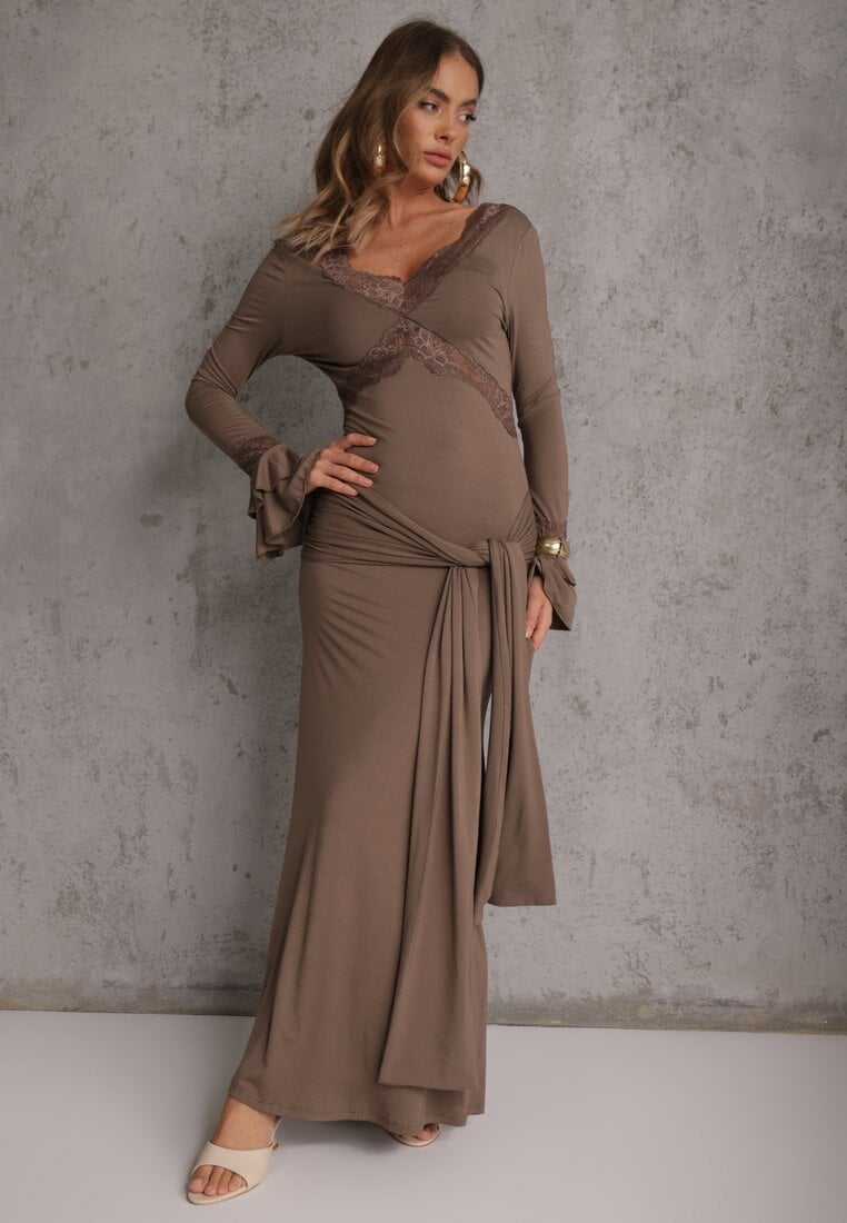 Brązowa Wiskozowa Sukienka Wieczorowa z Falbanami Koronką i Wiązanym Trenem Lenivna