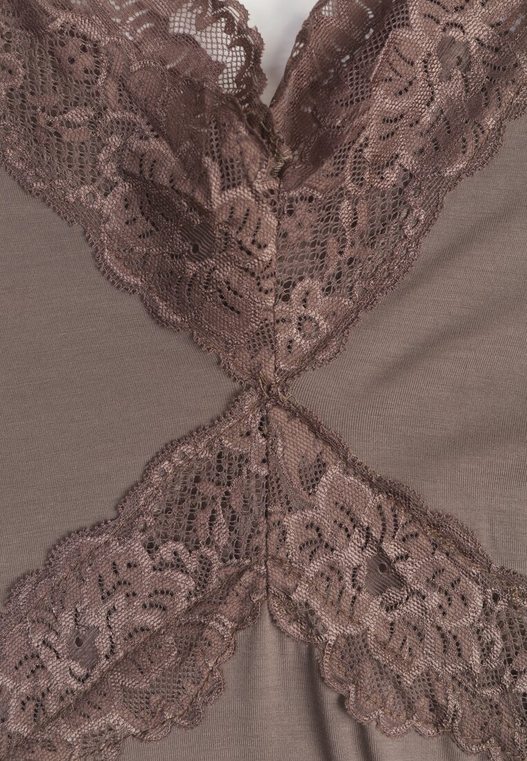 Brązowa Wiskozowa Sukienka Wieczorowa z Falbanami Koronką i Wiązanym Trenem Lenivna