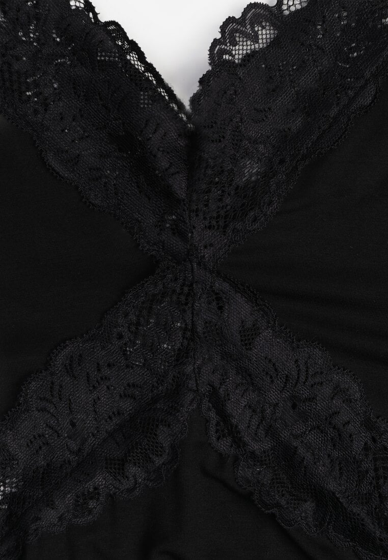 Czarna Wiskozowa Sukienka Wieczorowa z Falbanami Koronką i Wiązanym Trenem Lenivna