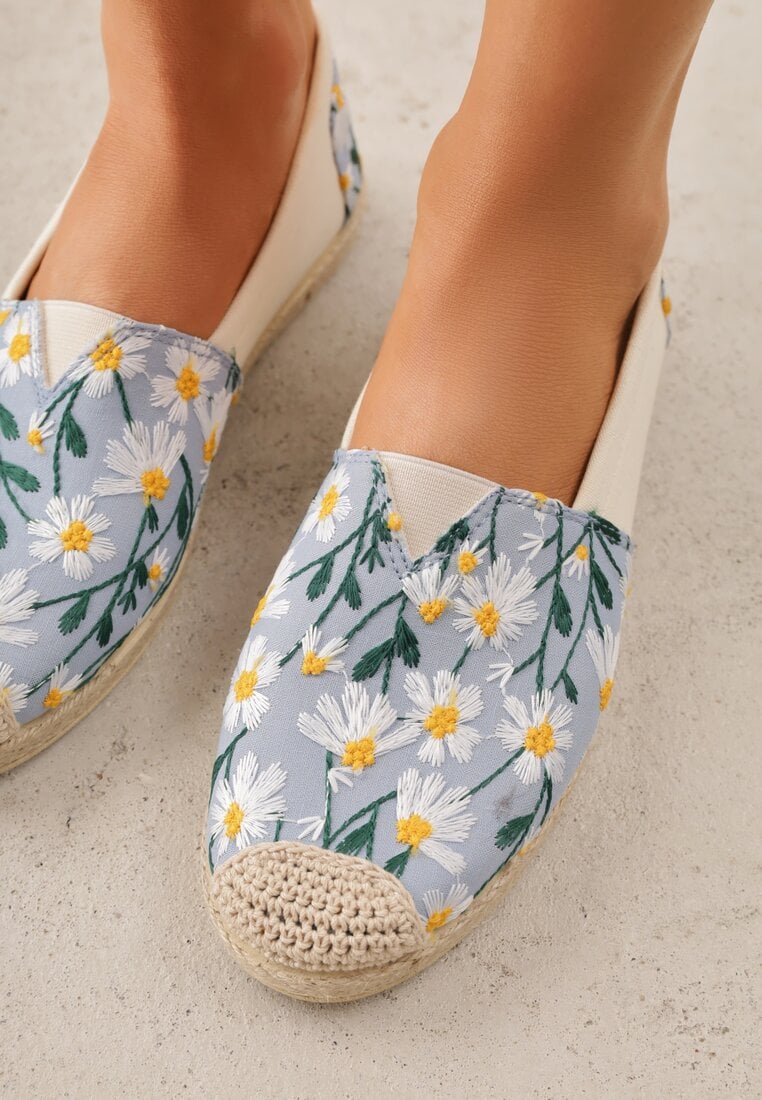 Niebieskie Espadryle Ozdobione Kwiatowym Haftem i Plecionką Kiranth