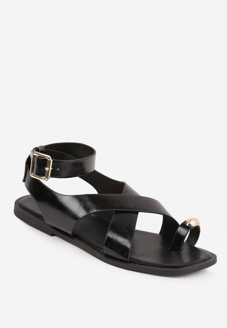 Czarne Sandały w Stylu Japonek Ozdobione Metaliczną Aplikacją Carover