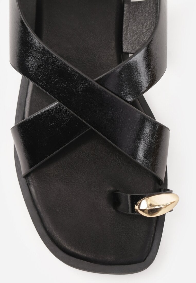 Czarne Sandały w Stylu Japonek Ozdobione Metaliczną Aplikacją Carover