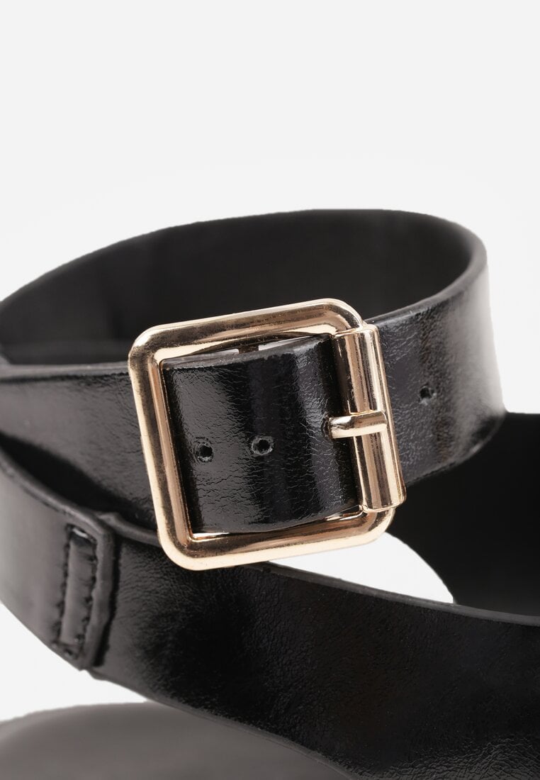 Czarne Sandały w Stylu Japonek Ozdobione Metaliczną Aplikacją Carover