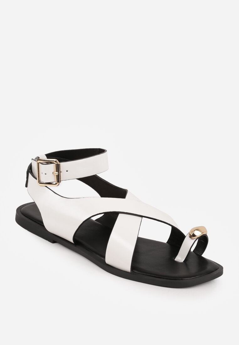 Białe Sandały w Stylu Japonek Ozdobione Metaliczną Aplikacją Carover