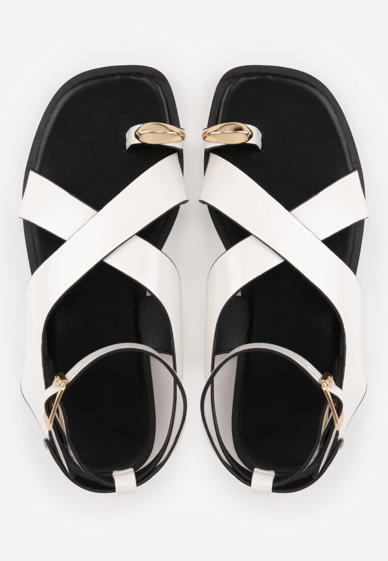 Białe Sandały w Stylu Japonek Ozdobione Metaliczną Aplikacją Carover