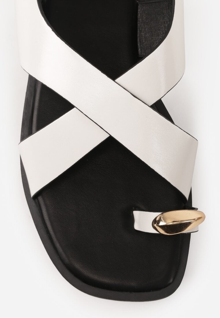 Białe Sandały w Stylu Japonek Ozdobione Metaliczną Aplikacją Carover