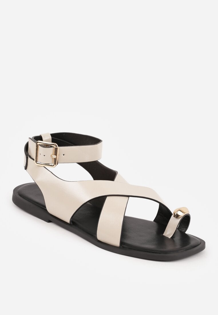 Beżowe Sandały w Stylu Japonek Ozdobione Metaliczną Aplikacją Carover