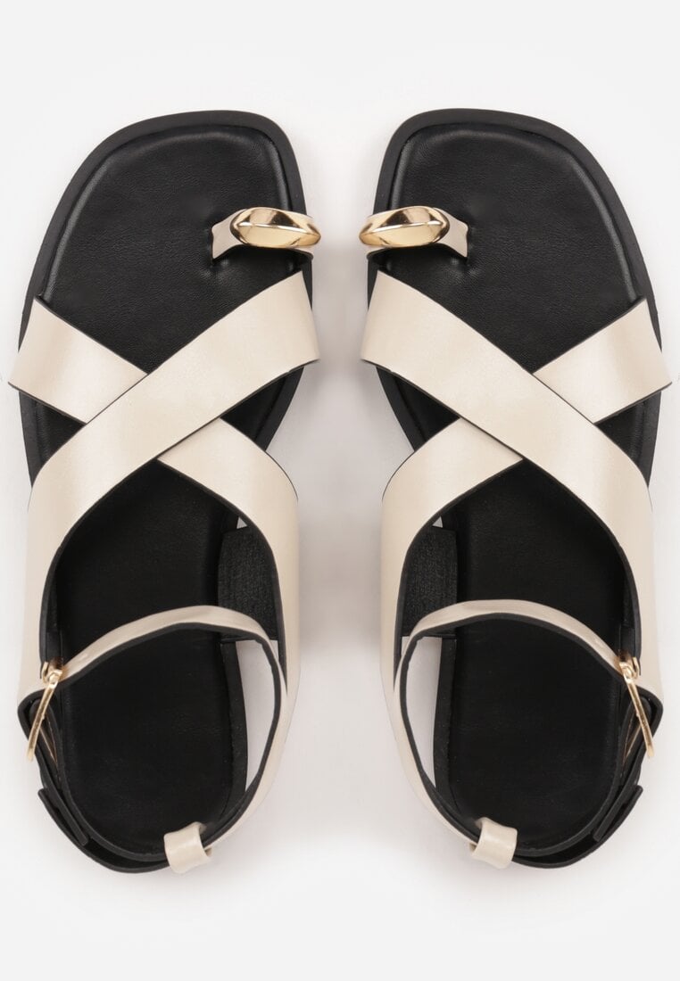 Beżowe Sandały w Stylu Japonek Ozdobione Metaliczną Aplikacją Carover