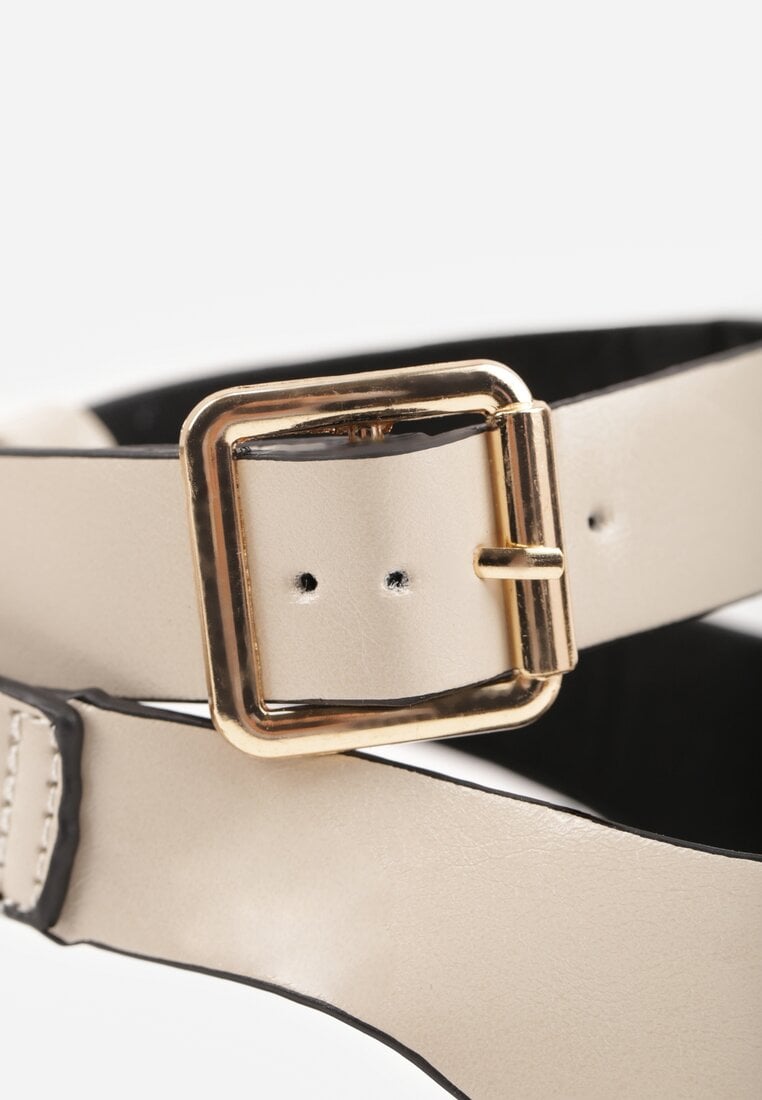 Beżowe Sandały w Stylu Japonek Ozdobione Metaliczną Aplikacją Carover