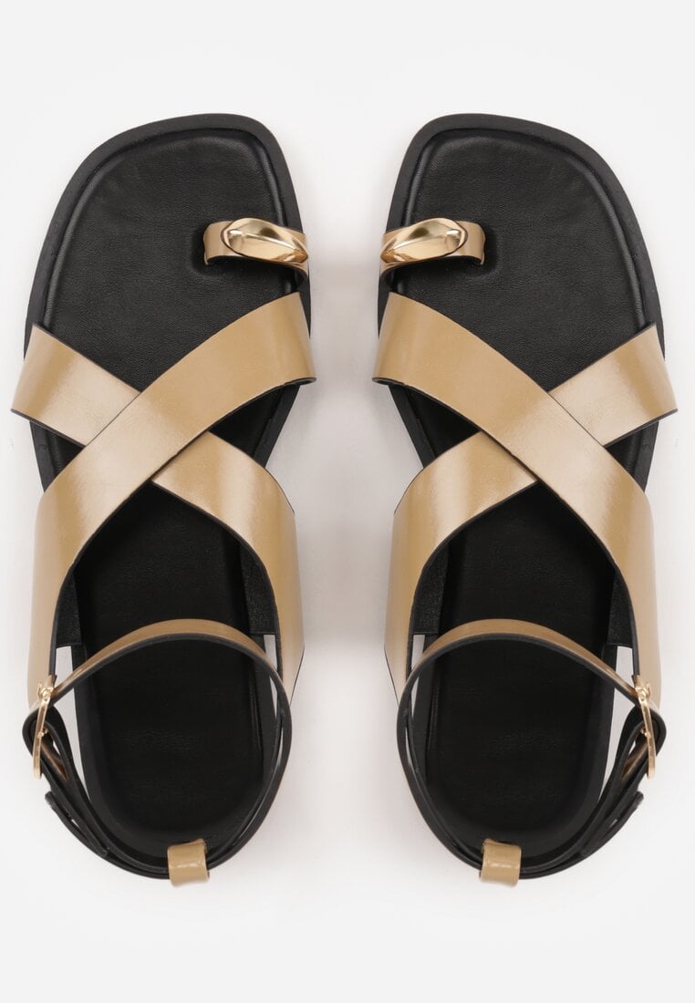 Ciemnobeżowe Sandały w Stylu Japonek Ozdobione Metaliczną Aplikacją Carover