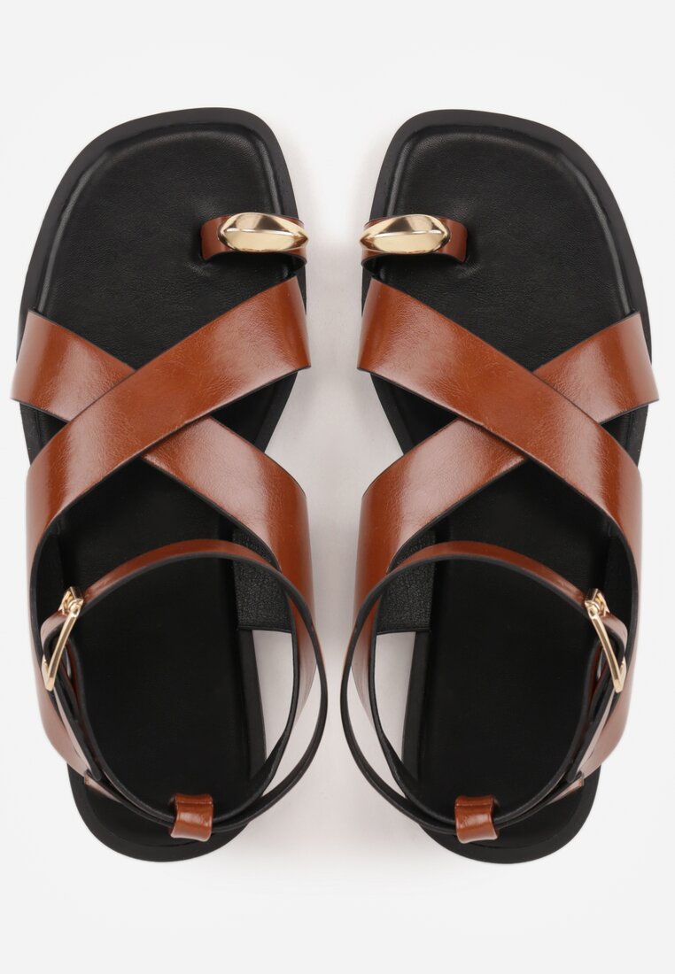 Brązowe Sandały w Stylu Japonek Ozdobione Metaliczną Aplikacją Carover