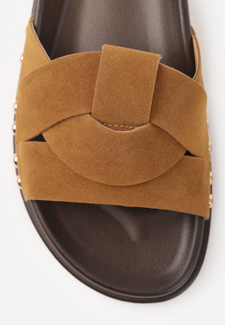 Brązowe Klapki z Przekładanymi Paskami i Ozdobnymi Nitami Talysha