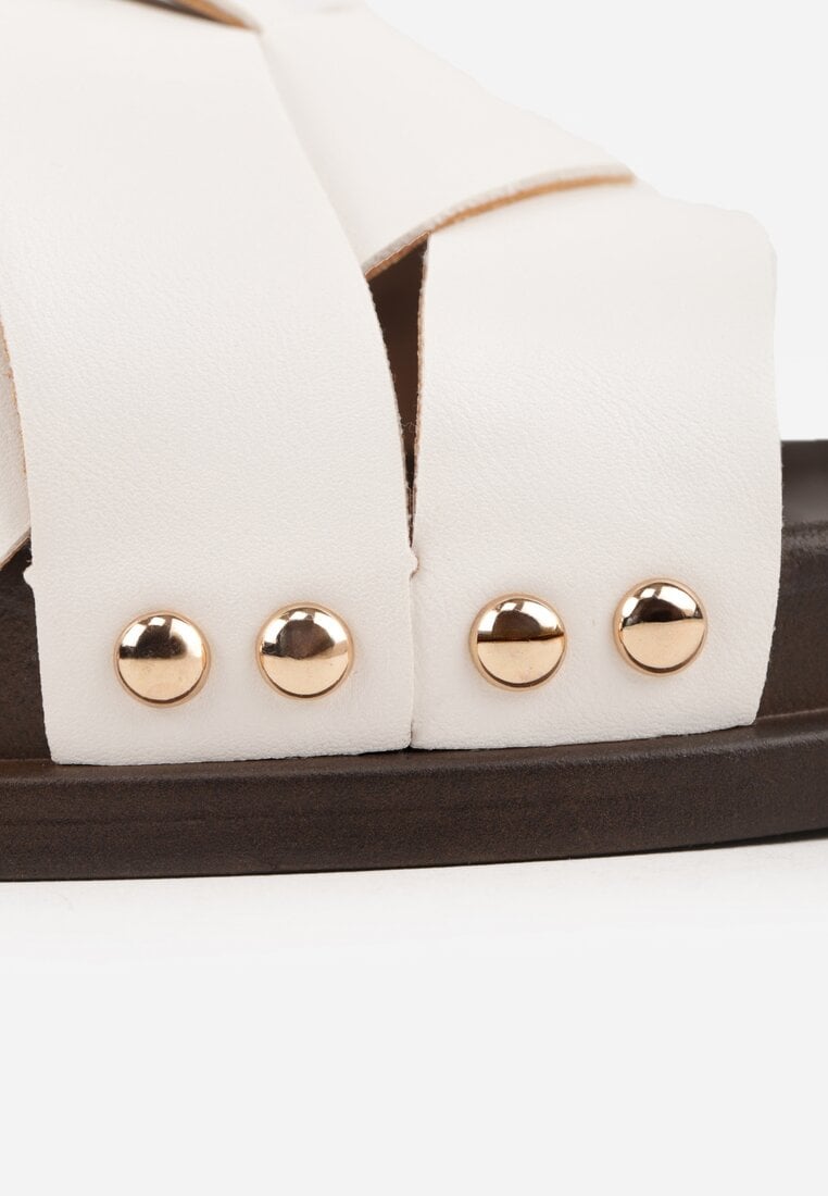 Białe Klapki z Przekładanymi Paskami i Ozdobnymi Nitami Talysha