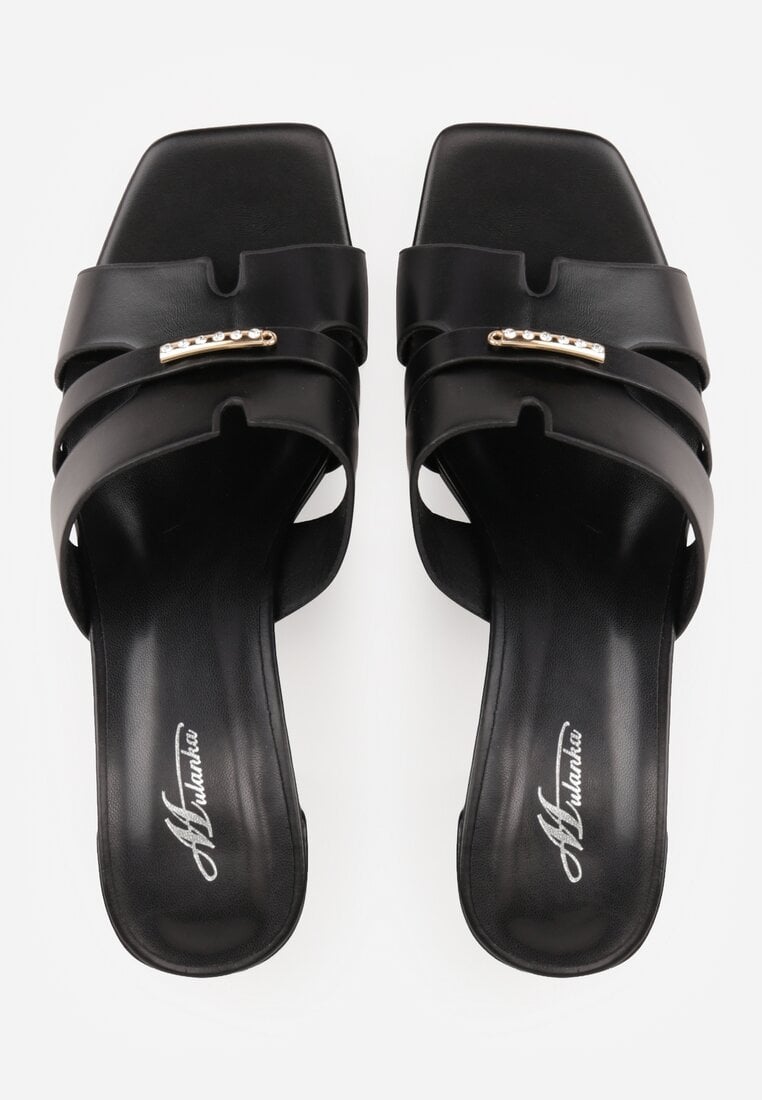 Czarne Klapki na Słupku z Kwadratowym Noskiem i Ozdobnymi Wycięciami Daerika