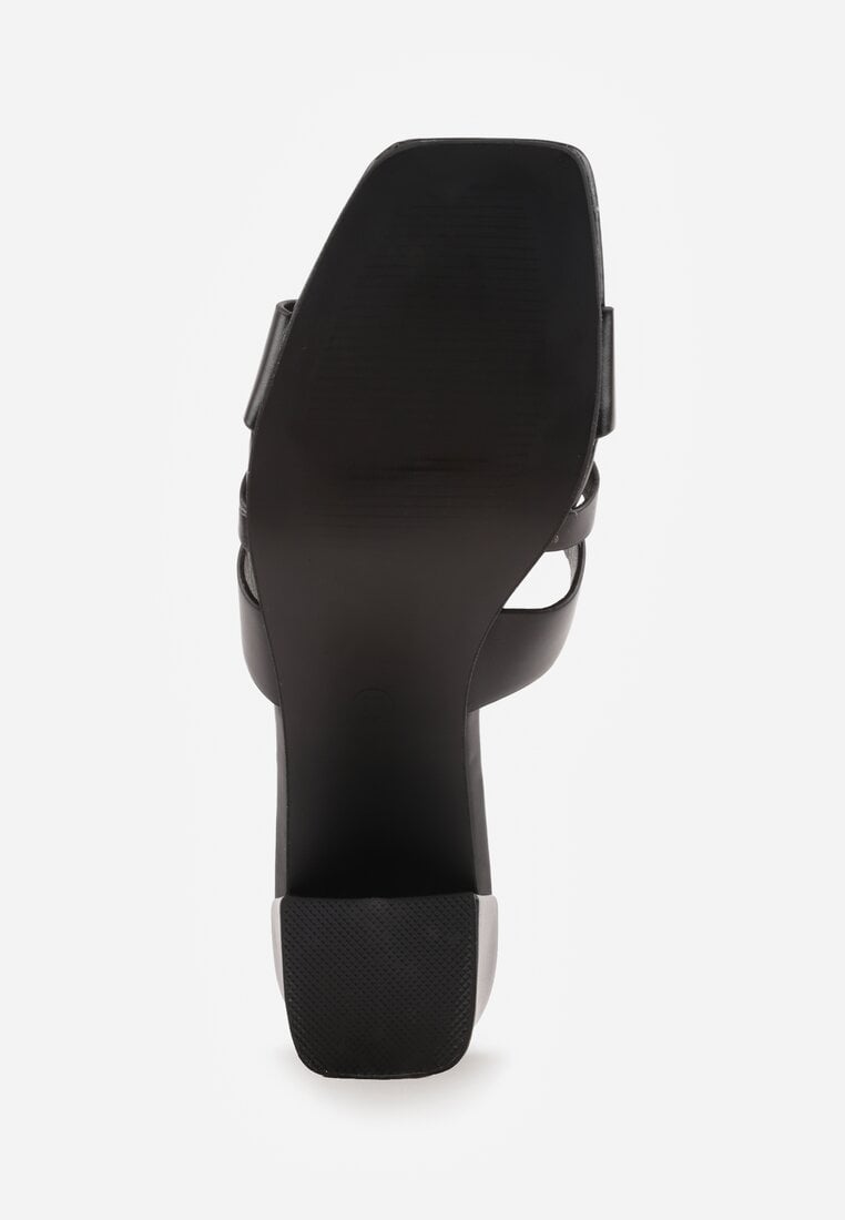 Czarne Klapki na Słupku z Kwadratowym Noskiem i Ozdobnymi Wycięciami Daerika